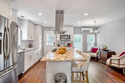 Image de Belle maison de vacances rénovée, confortable et calme dans le centre de Houston!