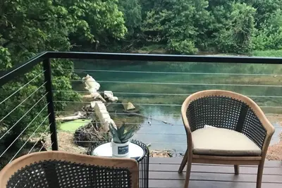 Image de Comme on le voit sur la cabine Streamside Hgtv récemment rénovée