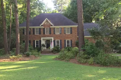 Image de Belle maison classique en brique de deux étages!