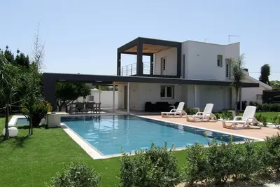 Image de Villa Zoe entourée de verdure avec piscine