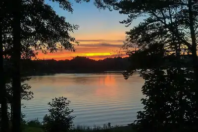 Image de Lakefront Home w / Spectacular Sunrise & Sunset Views, WiFi, Grands espaces extérieurs w / Fire Pit