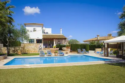 Image de Villa avec jardin fantastique, zones de détente, idéale pour se détendre