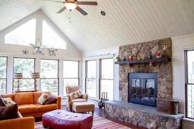 Image de Nouveau! Belle maison récemment rénovée à Crozet! Séjours prolongés Bienvenue!