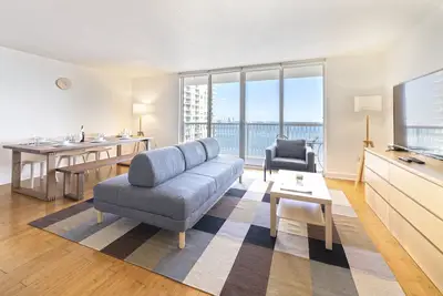 Image de Nouveau! Condo suprême en brique dans le ciel, parking gratuit / salle de sport / piscine / hammams