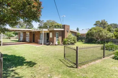 Image de Chalet de plage abordable, idéal pour une famille de 8 personnes. Cour entièrement clôturée et stationnement hors rue.
