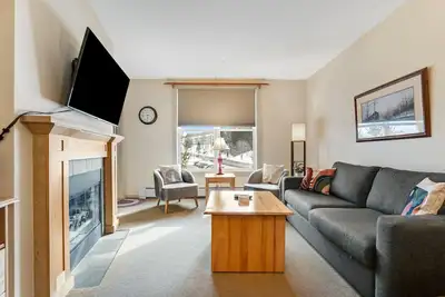 Image de Condo à Stratton Mountain avec piscine partagée, bains à remous et sauna - Marche vers les ascenseurs