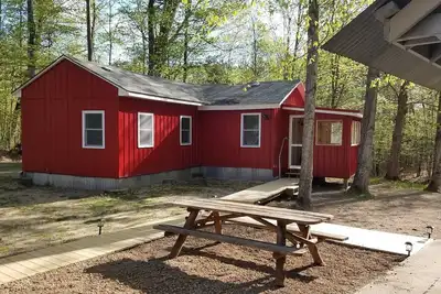 Image de Cabane confortable dans les bois, motoneige, chasse aux champignons, endroit parfait pour se débrancher