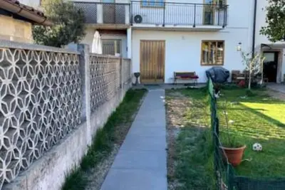 Image de Petite maison avec jardin dans village historique