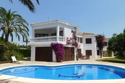 Image de Une magnifique spacieuse villa sur la plage à Cabo Roig avec vue sur la mer piscine