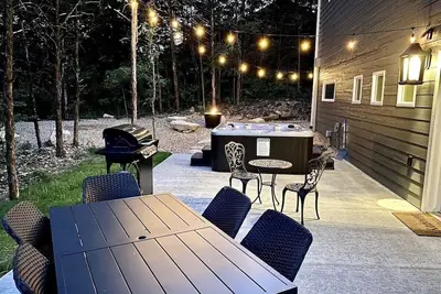 Image de Wow💦Hottub 🔥Firepit🎱Pooltable🎉Horseshoes🎸Shows🎡Fun