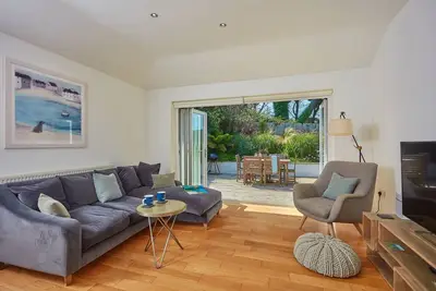 Image de Cette spacieuse maison de vacances indépendante se trouve à quelques pas de la plage.