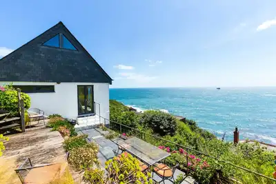 Image de Une belle maison à l'envers bien conçue avec vue panoramique sur la mer.