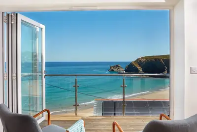 Image de Hébergement superbement aménagé et un bain à remous apaisant sur le balcon orné.