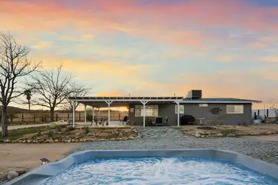 Image de Peaceful retreat with mountain views and hot tub near Joshua Tree National Park