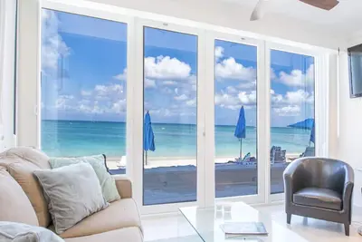 Image de Condo unique en bord de mer sur 7-Mile-Beach avec patio. Cayman Reef Resort # 22