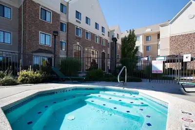 Image de Suite King Équipée | Petit-déjeuner gratuit, piscine extérieure + bain à remous partagé