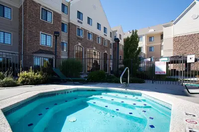 Image de Suite Cherry Creek avec petit-déjeuner gratuit! Piscine, bain à remous partagé + accès à la salle de sport