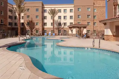 Image de Piscine extérieure + bain à remous + petit-déjeuner gratuit | Suite Moderne à Phoenix