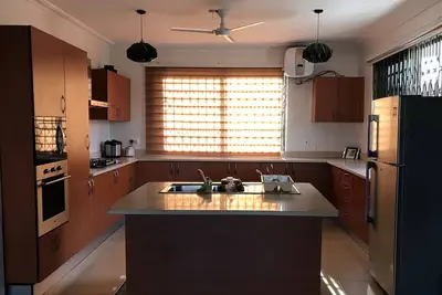 Image de A two-story house with 3 available rooms, each with an ensuite bathroom.