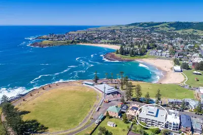 Image de Plage et vue sur la mer en face de la plage de surf en pleine ville dans les nouveaux appartements Bluewater