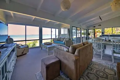 Image de Belle maison en bord de mer surplombant Long Beach - détendez-vous et profitez du paradis