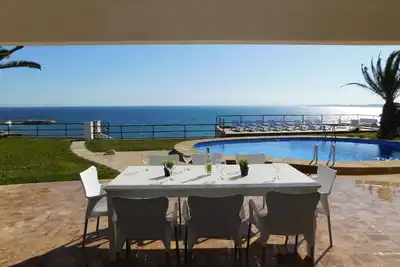 Image de Superbe front de mer Emplacement avec escalier privé à la plage