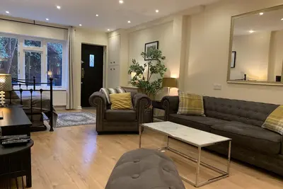 Image de Spacieux (1380 pieds carrés, 128 mètres carrés), 3 ch, maison de ville de 3, 5 bthrm. Peut accueillir jusqu'à 8 personnes.