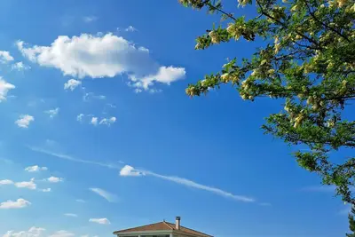 Image de Villa de luxe moderne avec une piscine chauffee, dans une belle campagne calme.