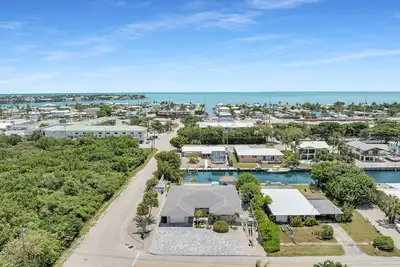 Image de Coucher de soleil à Manatee Oasis 3/2 au rez-de-chaussée avec piscine et quai de 35 pieds