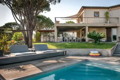 Image de Villa Moderne et spacieuse à 8 minutes des plages de Gigaro