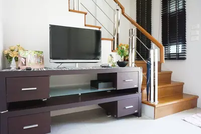 Image de 3br, ville natale de 3 étages, parfait pour un grand groupe