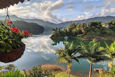 Image de Guatape Lake House rempli de lumière - à 10 minutes du rocher!
