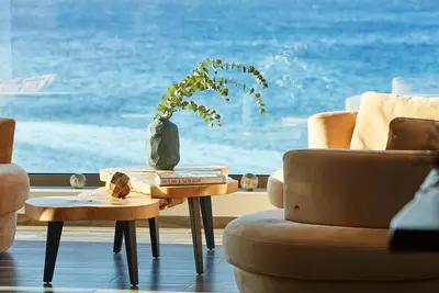 Image de Penthouse de luxe en front de mer avec vue panoramique, bain à remous privé et barbecue