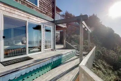 Image de Maison acceptant les chiens en bord de mer avec vue imprenable terrasse à plusieurs niveaux et cheminée!