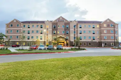 Image de Studio près de l'Université du Texas | Petit déjeuner gratuit + Centre d'affaires ouvert 24h / 24 + Piscine chauffée