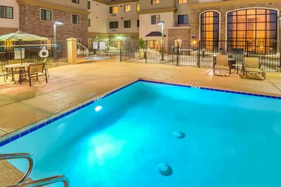Image de Suite située au centre | Piscine extérieure chauffée + bain à remous + centre de remise en forme