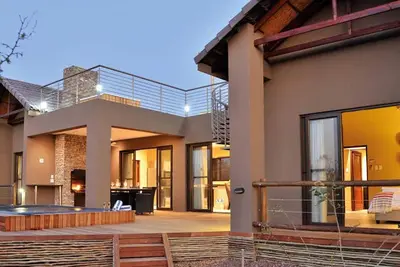 Image de Kruger National Park - Luxurious double-storey Villa with Jacuzzi/Bar/Pool/Bbq