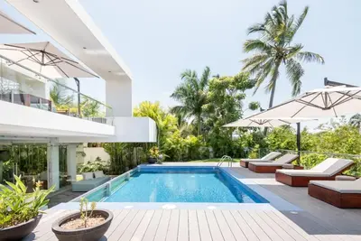 Image de Belle villa de luxe au bord de l'eau, chef et chauffeur inclus, yacht privé et port