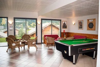 Image de À 300m des pistes de ski, 3ème étage, piscine, sauna, parking, télévision, casier à ski, 40m²
