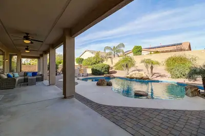 Image de Grande maison près des stades avec piscine! Chambre pour toute la famille!