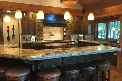 Image de One of a kind ski chalet in Sandy minutes to Snowbird and Alta