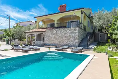 Image de La nouvelle maison de vacances avec un mobilier moderne et une belle vue sur la mer