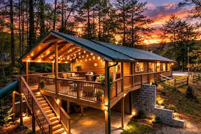 Image de Hot Tub Retreat-Huge Covered Deck-3 mi to Parkway!