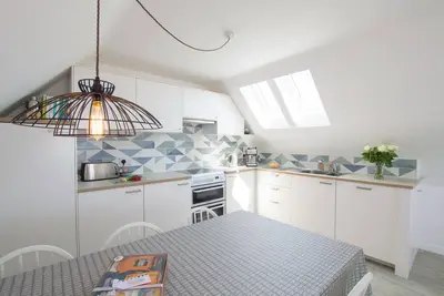 Image de Une maison de vacances «à l'envers» à seulement 15 minutes à pied d'une plage de sable doré.