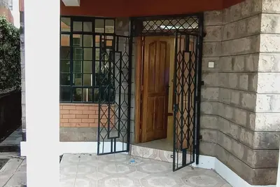 Une belle maisonnette de 4 chambres dans une communauté fermée à 15 minutes de l'aéroport Jki