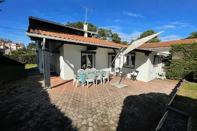 Image de Maison Familiale Près de la Plage avec Grand Jardin et Parking Privé