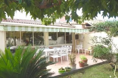 Villa  bord  de  mer avec terrasse et jardin