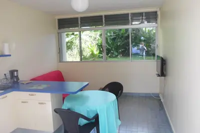 Image de Séjour-cuisine et chambre climatisée, au pied de la Soufrière.