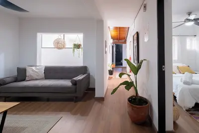 Image de Envigado La Magnolia. Marchez jusqu'à Metro et Poblado!