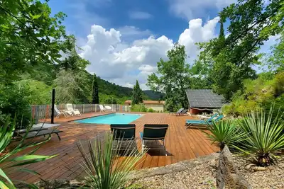 Image de Jolie maison avec tout le confort, grande piscine chauffée, 6ac de beaux terrains, vues